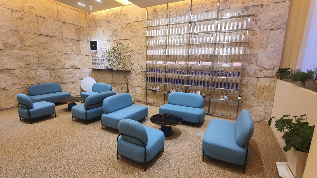 Modern waiting room at MINISH Dental Hospital with a welcoming, patient-centered design.