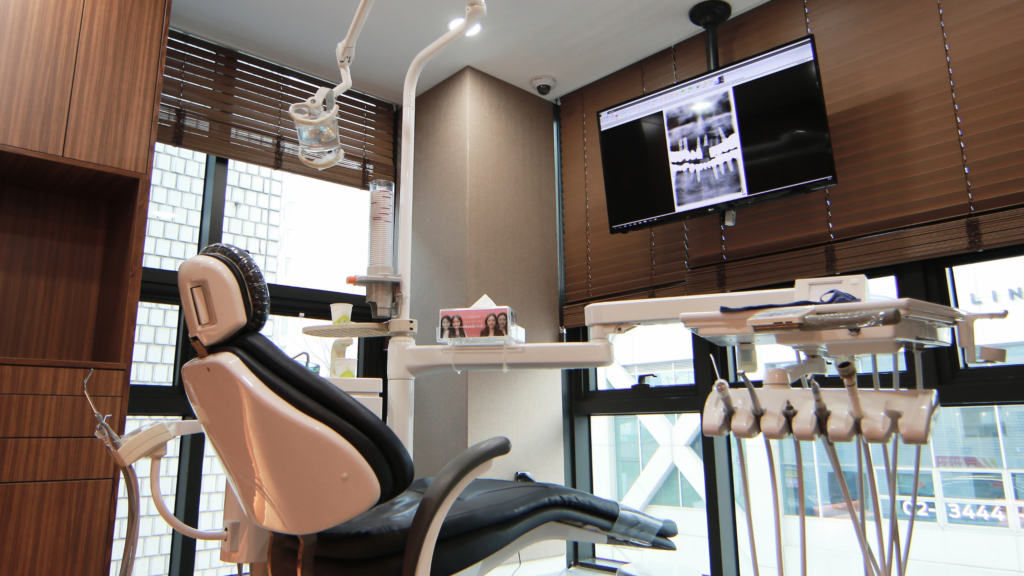 Fully equipped dental treatment room at MINISH Dental Hospital with advanced technology for minimally invasive care.