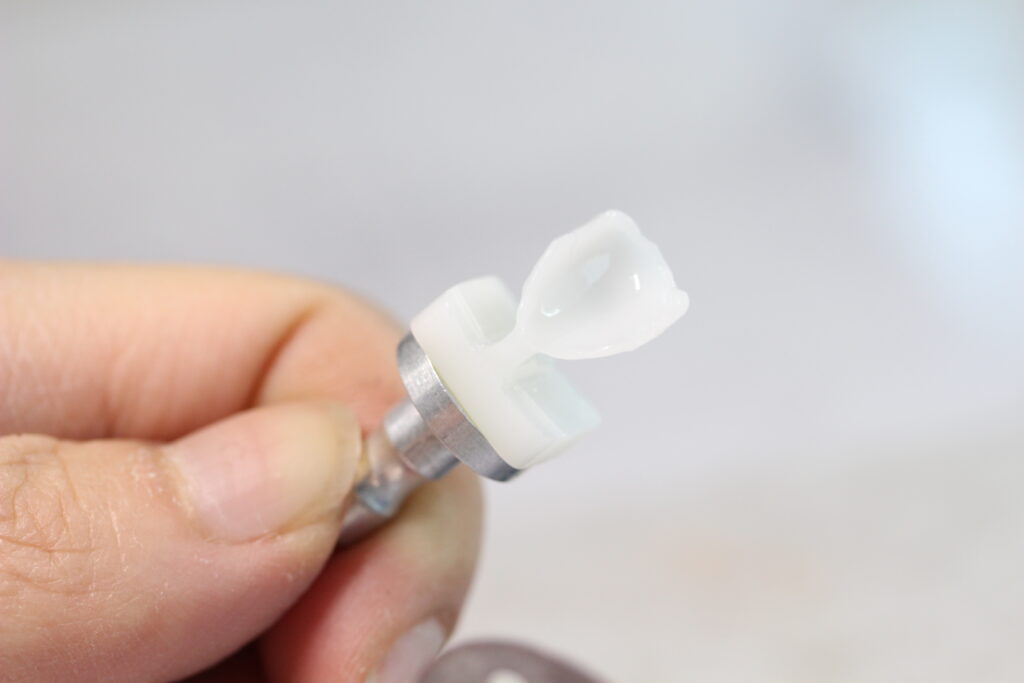 A completed ultra-thin MINISH veneer, crafted for precision fit and natural esthetics.