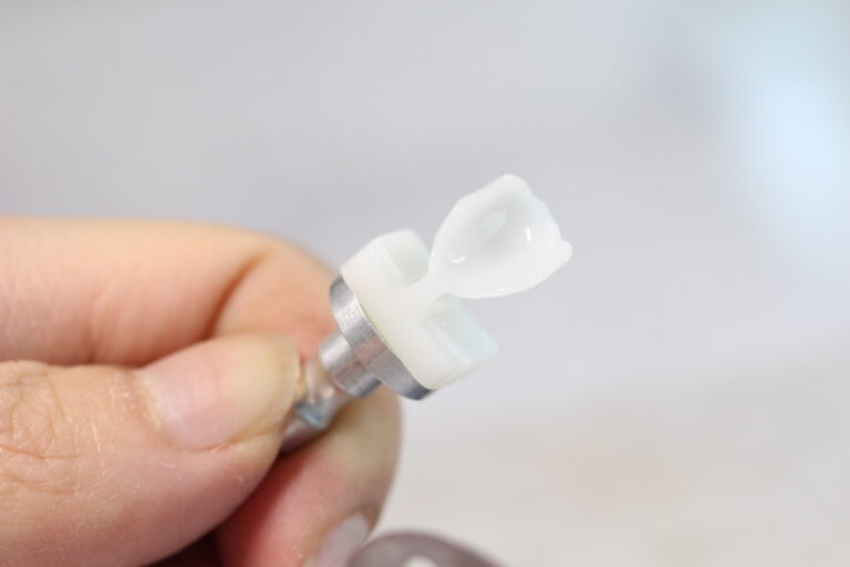 A completed ultra-thin MINISH veneer, crafted for precision fit and natural esthetics.